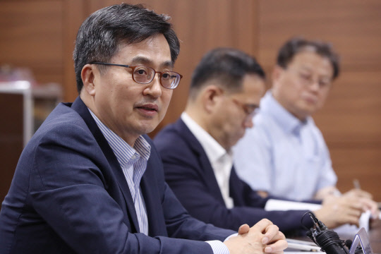 김동연 경제부총리 겸 기획재정부 장관이 1일 오후 서울 고려대학교 산학관에서 열린 '민·관 합동 투자 지원 카라반' 현장에 방문해 대학기술지주회사 관계자들과 간담회를 하고 있다.